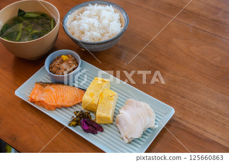 包含鮭魚和蛋捲的均衡日式早餐套餐 包含鮭魚和蛋捲的均衡日式早餐套餐 125660863