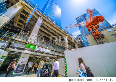 日本東京城市景觀,五月西口…澀谷站西口新建的出入口通道…背景為山手線月台 日本東京城市景觀,五月西口…澀谷站西口新建的出入口通道…背景為山手線月台 125661219