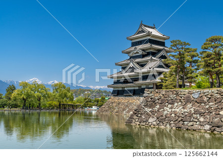 松本城和北阿爾卑斯山 125662144