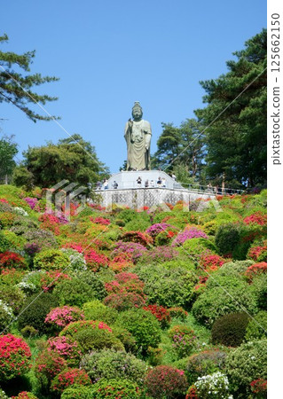 杜鵑花環繞的觀音 杜鵑花環繞的觀音 125662150