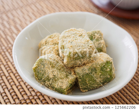 Matcha milk warabi mochi sprinkled with kinako 125662206