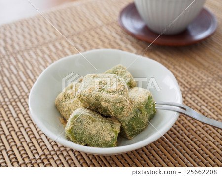 Matcha milk warabi mochi sprinkled with kinako 125662208