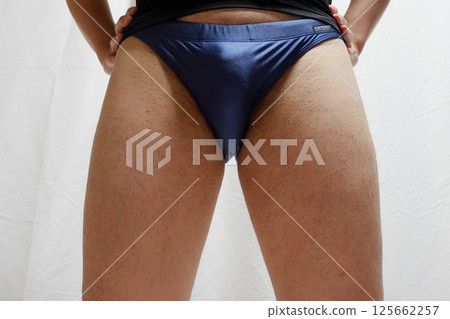 穿藍色比基尼的男人 125662257