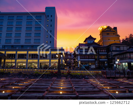 從草津溫泉的湯畑溫泉欣賞的絕美日落 125662712