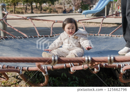 [相模原市麻溝公園兒童遊樂場，一歲小孩和媽媽在彈跳床上玩耍] 125662796