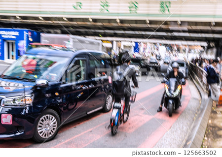 日本東京城市景觀 危險駕駛和自行車碰撞!你好,你往哪裡跑? = 澀谷站前 日本東京城市景觀 危險駕駛和自行車碰撞!你好,你往哪裡跑? = 澀谷站前 125663502
