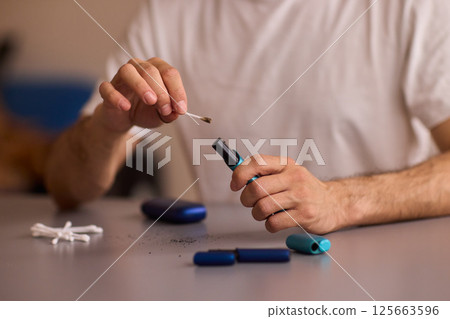 To enjoy a quality vaping session, properly prepare the vape device with ground material 125663596