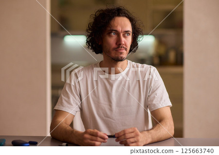 To enjoy a quality vaping session, properly prepare the vape device with ground material 125663740