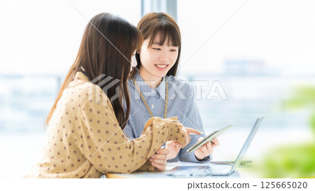 Two women/businesswomen having a meeting 125665020
