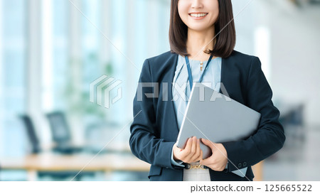 帶筆記型電腦的微笑的女人/女商人 125665522