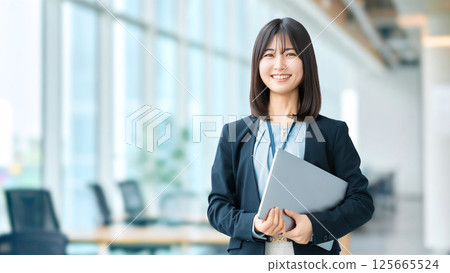 帶筆記型電腦的微笑的女人/女商人 125665524