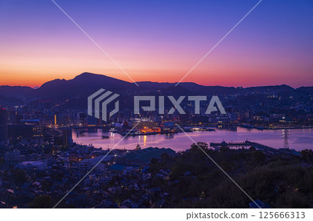 從稻佐山眺望長崎市和朝陽 125666313