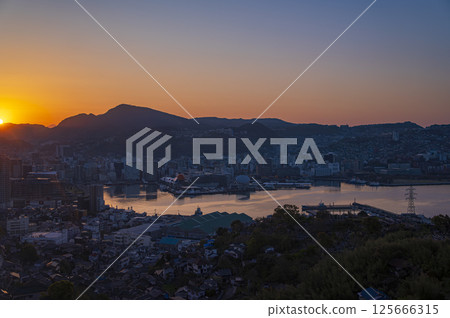 從稻佐山眺望長崎市和朝陽 從稻佐山眺望長崎市和朝陽 125666315