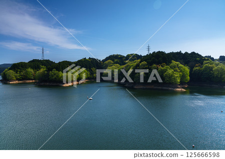 布目湖畔，綠意盎然。天空的藍色和湖面的藍色形成了美麗的對比。奈良布目水壩① 125666598
