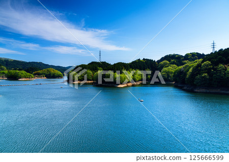 布目湖畔，綠意盎然。天空的藍色和湖面的藍色形成了美麗的對比。奈良布目水壩 2 125666599