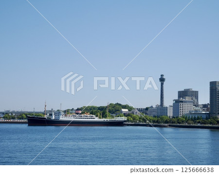 Yamashita Park and Marine Tower seen from the sea 125666638