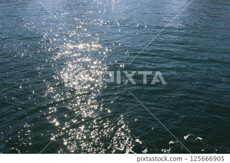 波光粼粼的水面特寫的背景資料照片 波光粼粼的水面特寫的背景資料照片 125666905