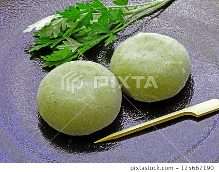 The scent of spring and early summer! A photo of mugwort mochi taken with mugwort leaves, the raw material for the mochi. 125667190
