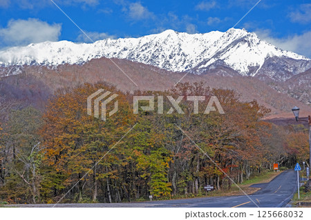 Autumn foliage in Oku-Daisen and snow-capped Mt. Daisen 125668032