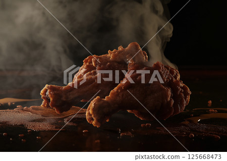 Delicious fried chicken with crispy texture and steam, perfect for a gourmet meal that is appetizing. 125668473