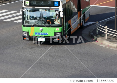 公車在路口左轉 125668820