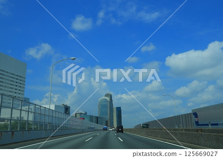 汽車在高速公路上運行 汽車在高速公路上運行 125669027