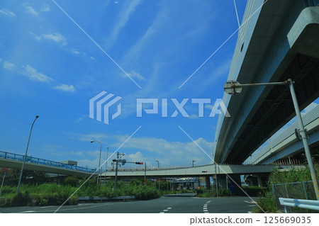 汽車在高速公路上運行 125669035