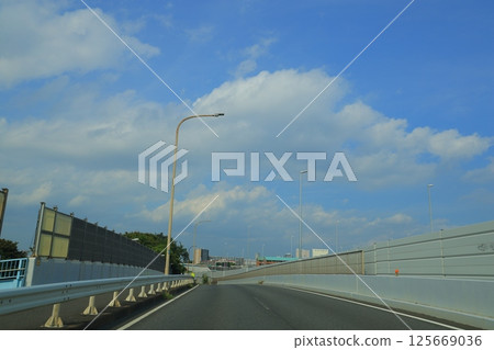 汽車在高速公路上運行 125669036