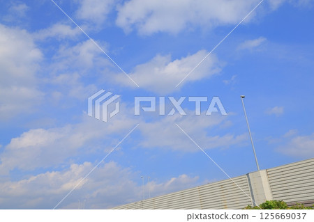 汽車在高速公路上運行 汽車在高速公路上運行 125669037