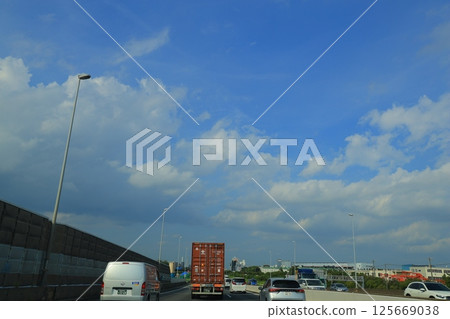 汽車在高速公路上運行 汽車在高速公路上運行 125669038