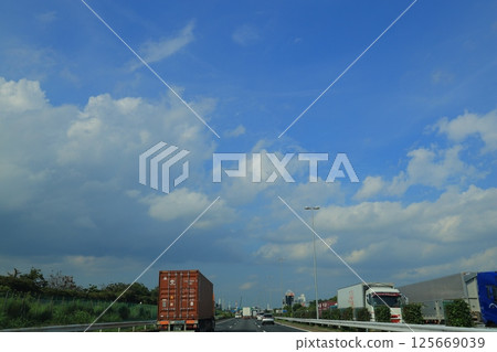 汽車在高速公路上運行 125669039