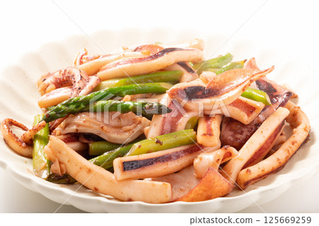 Squid and asparagus grilled with butter and soy sauce 125669259