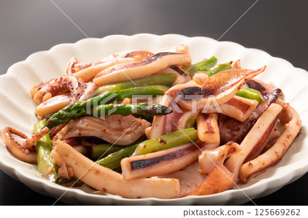 Squid and asparagus grilled with butter and soy sauce 125669262