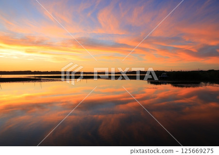 Morning glow reflected on the water surface 125669275