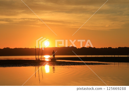 Morning glow reflected on the water surface 125669288
