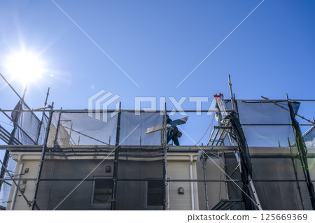 Roof repair work on a detached house - Worker Roof repair work on a detached house - Worker 125669369