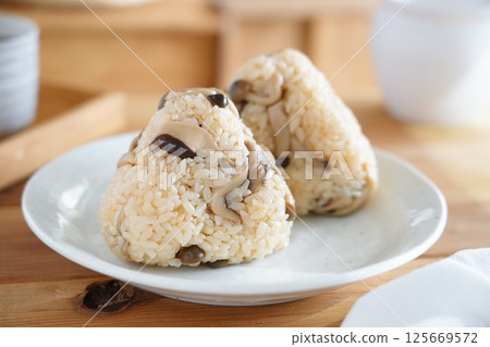 mushroom rice mushroom rice 125669572