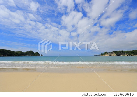 beautiful sandy beach and blue sea 125669610