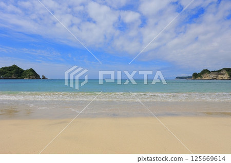 美麗的沙灘和藍色的大海 美麗的沙灘和藍色的大海 125669614