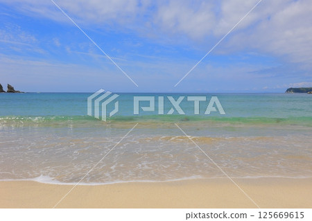 美麗的沙灘和藍色的大海 美麗的沙灘和藍色的大海 125669615