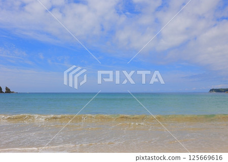 美麗的沙灘和藍色的大海 美麗的沙灘和藍色的大海 125669616