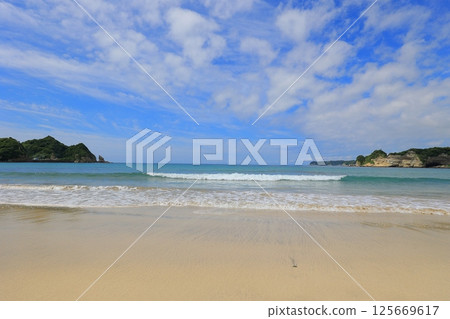 美麗的沙灘和藍色的大海 美麗的沙灘和藍色的大海 125669617
