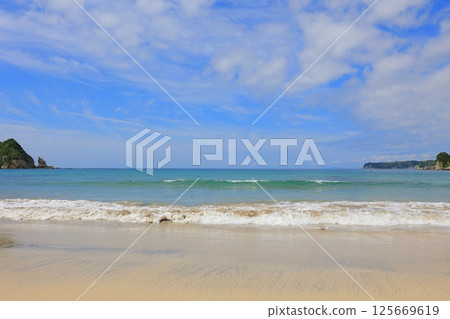 美麗的沙灘和藍色的大海 125669619