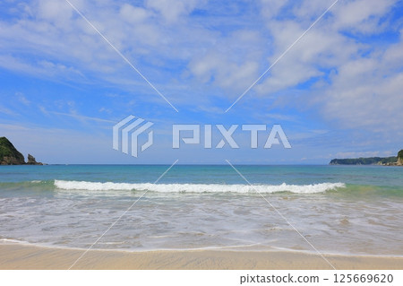 美麗的沙灘和藍色的大海 美麗的沙灘和藍色的大海 125669620