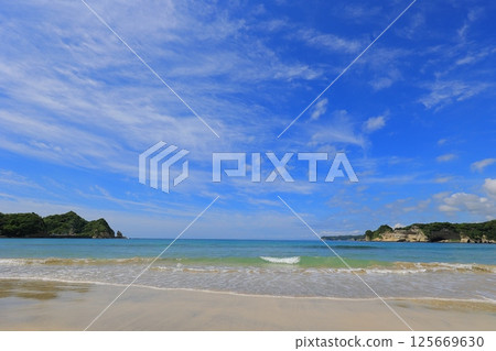 美麗的沙灘和藍色的大海 美麗的沙灘和藍色的大海 125669630