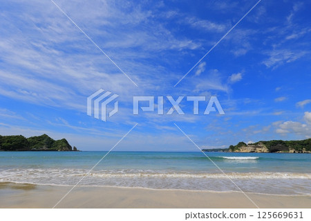 美麗的沙灘和藍色的大海 美麗的沙灘和藍色的大海 125669631