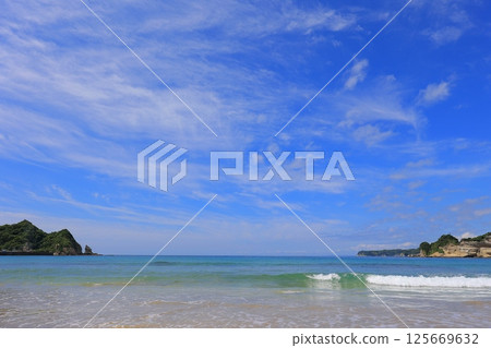 美麗的沙灘和藍色的大海 美麗的沙灘和藍色的大海 125669632