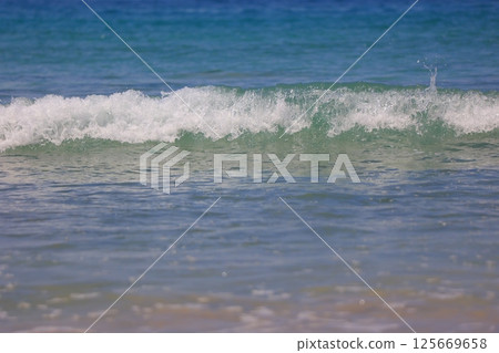 美麗的沙灘和藍色的大海 125669658