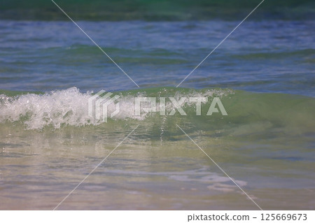 美麗的沙灘和藍色的大海 125669673