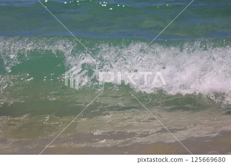 美麗的沙灘和藍色的大海 125669680
